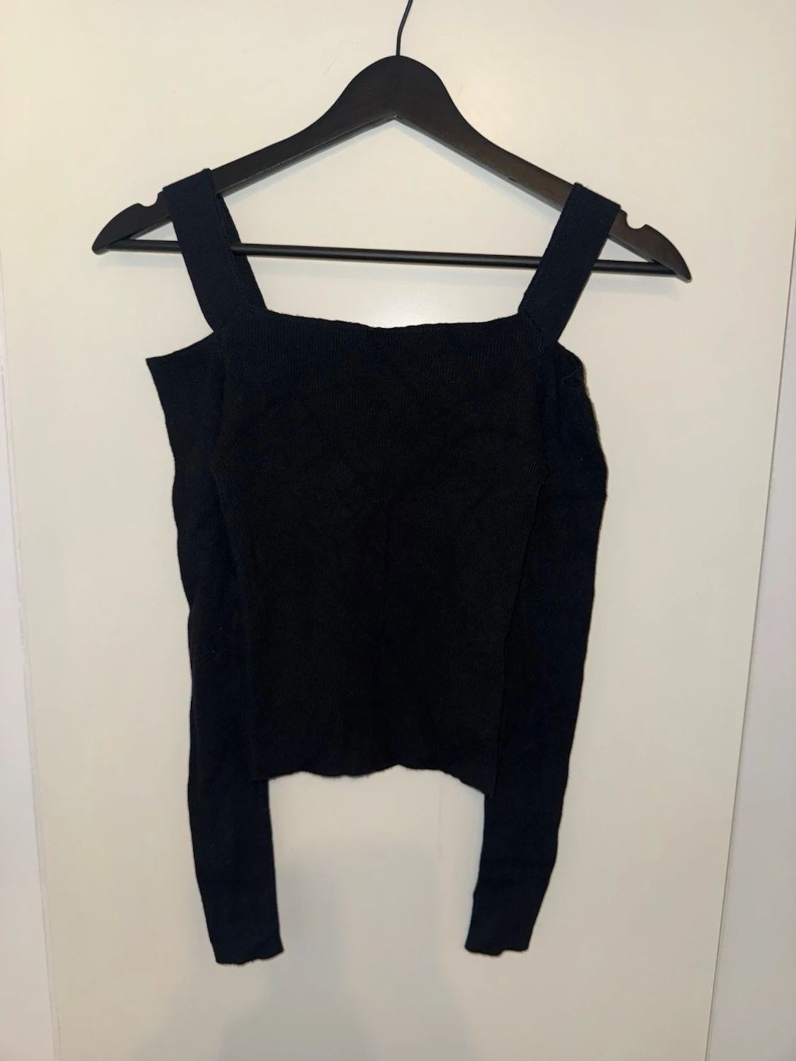 Svart off shoulder topp med långa ärmar - 1
