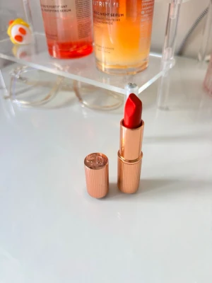 Charlotte Tillbury läppstift - Charlotte Tillbury Hollywood vixen travelsize läppstift. Ny bara lätt swatchad på handen, syns knappt. Fin färg  och supersöt att ha med i väskan.