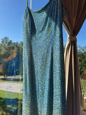 Vintage designer klänning  -  Handsydd vintage designerklänning i en fantastisk turkos/mintgrön nyans. Köpt på designer outlet på Franska Rivieran för ca 5 000 kr, men har tyvärr aldrig kommit till användning.  Klänningen är i mycket fint skick med endast några enstaka lösa trådar, vilket enkelt kan fixas. Ett unikt plagg med vackra detaljer – perfekt för bröllop/Bal, fest eller andra speciella tillfällen. 