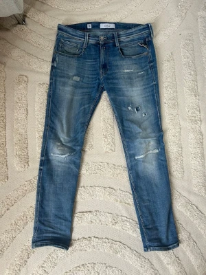 Replay anbass med slitningar  - Replay anbass jeans med slitninga. W31 L 32