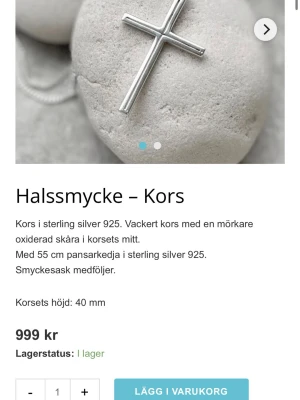 Helt nytt aldrig använt kors i silver 925 - Helt nytt kors aldrig andvänt  med ett stilrent kors i sterling silver 925. . Kedjan är 55 cm lång och också i sterling silver. 