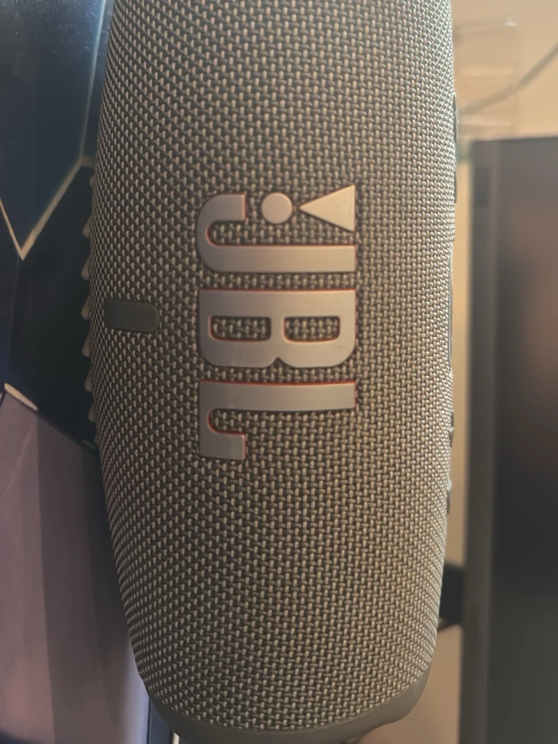 Grå JBL bärbar högtalare - 1