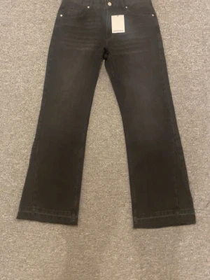 Svarta flare jeans från Bershka - Säljer mina helt nya jeans från Bershka.               Om ni vill ha mått så är det bara att skriva!!                Fraktar samma dag