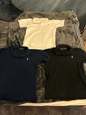 Ralph Lauren piké - Säljer dessa tre Ralph Lauren pikéer från Kina i ett kit! Dem är utav rätt material, dem är fel märkta, det är icke en XL, den är en avslappnad medium på mig 183/80kg. Passar lite mer slim på en L. Den vita har jag klippt bort taggen på. 
