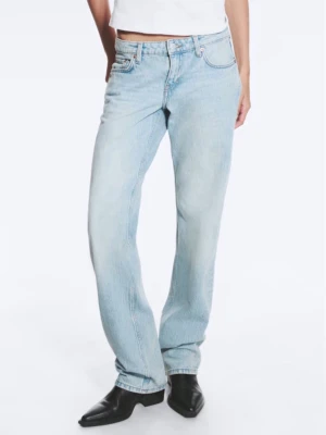 Ljusblå raka jeans med fem fickor - Säljer ett par ljusblå jeans med rak passform och klassisk femficksdesign. Jeansen har normal midja och stängs med knapp och dragkedja. Tillverkade i denim med en lätt tvättad look som ger en avslappnad vibe.