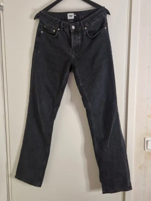 Svarta jeans icon - Svarta jeans i modellen icon i storlek S Midjemått 78cm & innerbenslängd 84cm.