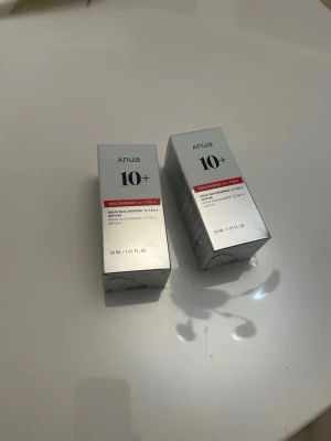 Anua 10+ Niacinamide Toner 30ml - Anua 10+ Niacinamide Toner i silverfärgad förpackning. Innehåller 30 ml och är framtagen för att ge huden lyster och jämnare ton. Tonern har en stilren design med svart och röd text på framsidan. Perfekt för dig som vill boosta din hudvårdsrutin.