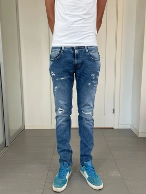 Replay Anbass Jeans  - Säljer nu dessa Replay Anbass Jeans med snygga slitningar i populär design, W30 o L32 med mått ca 38,5 o 107 cm, skriv för fler bilder/frågor🙌🏼
