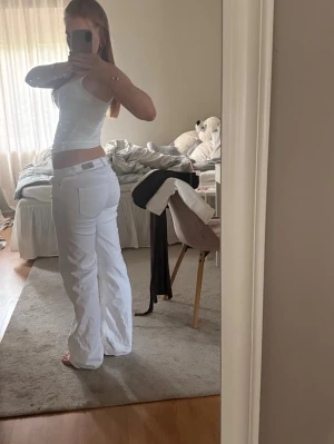 Vita raka jeans - Från only! Bra skick, lite smutsiga längst ner men kan nog tvättas bort 🥰stretchiga 