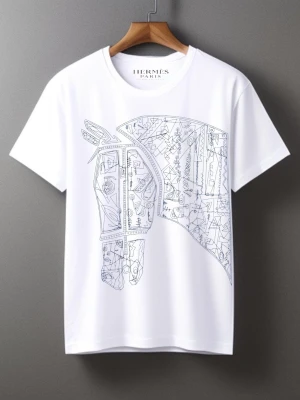 Vit t-shirt med hästmotiv från Hermès - Vit t-shirt från Hermès med ett stort, stilrent hästmotiv i tunna svarta linjer på framsidan. Klassisk rund halsringning och korta ärmar. Perfekt för dig som gillar exklusiva och unika prints.