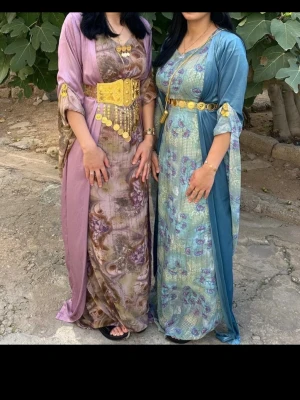 Blommiga långklänningar med bälte - Två eleganta kurdiska klänningar från hemlandet som är använda bara vid två tillfällen. Helt nya och perfekta. 