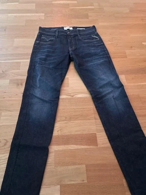 Replay jeans - Säljer ett par stilrena blå replay jeans som är helt nya och i perfekt skick. Säljs pågrund av fel storlek. Storlek W30 L32. 