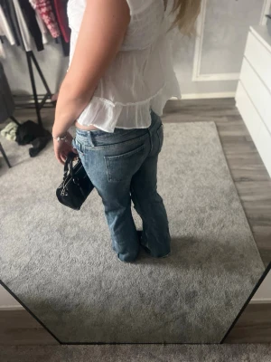 Blå raka jeans med låg midja - Jeans från bershka, har aldrig använt men köpte från en annan här från Plick, lite baggy men ändå but cat🌸