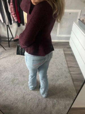 Nelly jeans - Jeans från Nelly, använt 5-6 gånger, ingen skada förutom nere vid foten, bild på de🌸