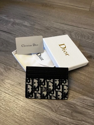 D plånbok - 🖤 Exklusiv Korthållare 🖤  ✅ Stilren och lyxig design ✨ ✅ Plats för flera kort 💳 ✅ Smidig och tunn – får enkelt plats i fickan 👖 ✅ Högkvalitativ finish 🔥 ✅ Levereras med presentask och tillbehör 🎁  ✨ En elegant korthållare som kombinerar stil och funktion. Perfekt för dig som vill bära dina viktigaste kort på ett smidigt och exklusivt sätt – passar både till vardag och fest.