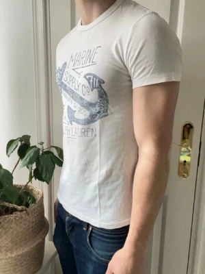 Ralph lauren tshirt - En stillren och sällsynt tshirt från ralph lauren. Tröjan är i mycket bra skick, modellen p bilen är ungefär 180cm 75kg. Skriv gärna med fler frågor