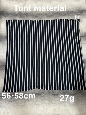 Randig tunn sjal marinblå/vit - Säljer en tunn och lätt sjal i marinblå/vitt randigt mönster. Sjalen är fyrkantig och mäter ca 56x58 cm. Perfekt att knyta runt halsen eller i håret för en stilren look. Materialet känns luftigt och smidigt.🌸fint använt skick 
