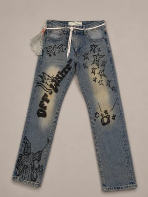OFF-WHITE: ”wizard” JEANS - OFF-WHITE: ”wizard JEANS”, statement piece jeans som verkligen är väldigt trendiga. Säljes nu för enbart 4499kr nypris ligger på 8000kr, storlek 32.