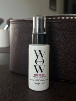 Color Wow Raise The Root spray - Volymspray för håret från Color Wow, Raise The Root. Kommer i en vit plastflaska med svart och transparent spraymunstycke. Innehåller 50 ml och är perfekt för att ge extra lyft och volym till platt hår utan att tynga ner. Testad en gång 
