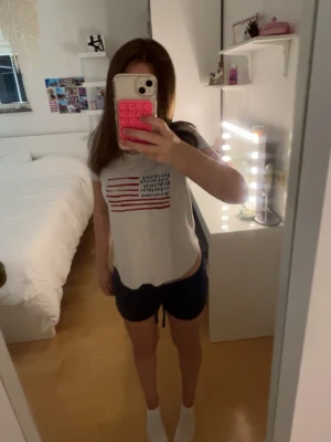 Grå T-shirt med tryck - Säljer en grå T-shirt med en amerikansk flagga som tryck från Macy’s. Jätte mjuk och skön tröja i  jättefint skick! 