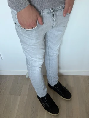 Dondup jeans - Dondup jeans | Ljusgrå färg | Storlek 33 | Modell George | Bra skick 