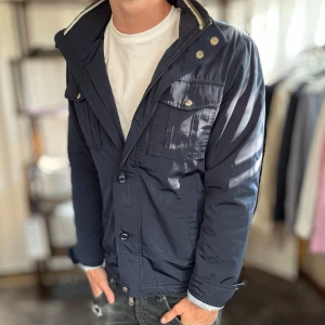 J.lindeberg bailey field jacket - Ok  skick, använd och märkbart så, men inga stora hål eller fläckar. Nypris ca 3000kr. Passar dig som är 175-185cm ungefär. Modellen är 185 cm, 75 kg. Alltid billigare pris vid köp av flera varor‼️🙌Svarar alltid på frågor eller funderingar! 