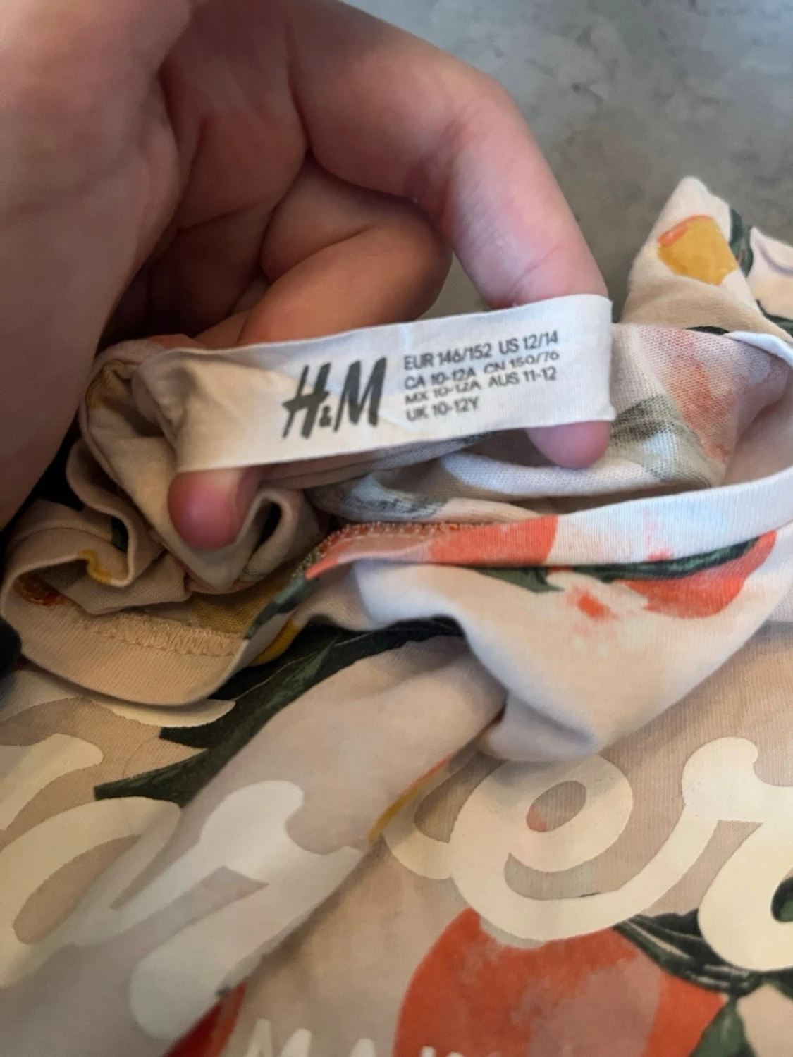 Vit t-shirt med fruktmönster från H&M - 1