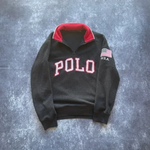 Polo Ralph Lauren Quarter Zip vintagetröja för herrar i storlek S - Kvalitativt material och en tidlös klassisk modell. Passar något större än en normal storlek S.  Måtten finns på bilderna.  Skickas inom ett dygn Spara på priset och frakten genom att sätta ihop ett paket  Mer information finns på min profil