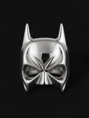 Silverfärgad ring med Batman-mask - Cool ring i blankt silverfärgat metall som har formen av Batmans ikoniska mask. Ringen har tydliga detaljer med spetsiga öron och markerade ögonhålor, perfekt för dig som gillar superhjältar och vill sticka ut med din stil.