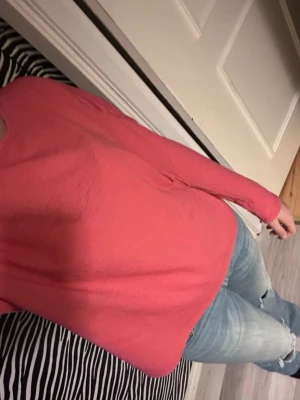 Rosa långärmad topp med puffärm - Snygg rosa långärmad topp med puffdetaljer vid axlarna och rund halsringning. Tillverkad i ett mjukt, tunt material som känns skönt mot huden. Perfekt att matcha med jeans eller kjol för en trendig look. Pris går att diskutera storlek s men passar M med 