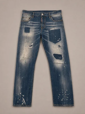 Blåa jeans från Dsquared2 (storlek 48) - Säljer ett par coola blå jeans från Dsquared2 i storlek 48. Nypris ca 6000kr säljes för 2500kr, nyskick, enbart använd vid 2-3 tillfällen! De har en häftig look och färgstänk för en edgy stil. Perfekta för en avslappnad och trendig outfit. Passar bra till både vardag och fest!