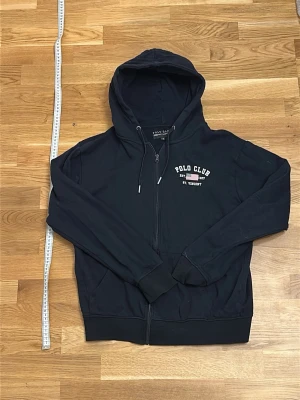 Svart zip-hoodie från Polo Club - Mått= 90cm längd inklusive luva och bredd 45cm MÖRKBLÅ 