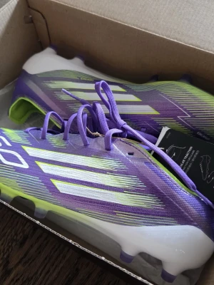 Adidas F50 Elite FG J strlk 38 2/3 - Fotbollsskor Adidas F50 Elite FG J säljes. Helt nya, aldrig använda. Lappar och kartong kvar.  Storlek 38 2/3, US 6, UK 5,5.