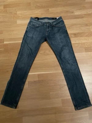 Blåa jeans från dondup - Tja! Säljer nu mina blåa jeans från dondup eftersom att dem inte passar mig längre, storlek 32 som man kan se på bild 4. Jeansen har en smal passform och en snygg tvättad look. Hör av dig vid intresse. Nypris 3300