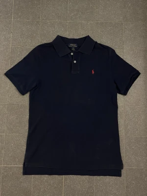 Mörkblå Ralph Lauren piké  - Tja, säljer en snygg mörkblå Polo Ralph Lauren piké. Storleken är XS / S. Priset går att diskutera, hör av dig vid minsta lilla fundering.