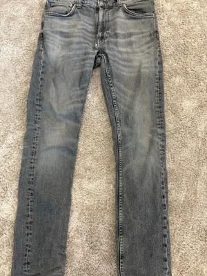 Grå tvättade slim fit jeans nudie - Säljer ett par grå tvättade slim fit jeans från nudie. Fint skick 8/10. Storlek 29/32.