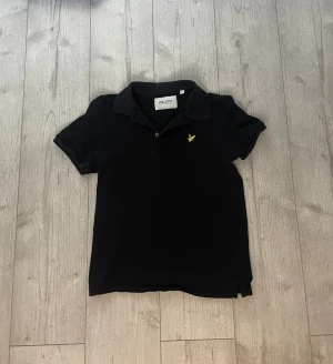 Lyle and Scott Piké - Tja, säljer denna Lyle and Scott pikén. Storleken på pikén är S. Bra skick med små tecken på användning!