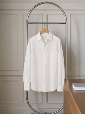 Vit kostymskjorta från Massimo Dutti (storlek M) - Säljer en stilren vit kostymskjorta från Massimo Dutti i storlek M. Skjortan har långa ärmar och knappar framtill. Perfekt för en klassisk look med bästa samt skönaste materialet som finns på marknaden. Nypris 2200kr