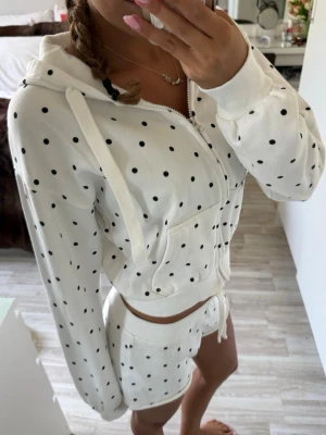 Vit prickig loungewear-set med hoodie - Super söt båda delarna är i s 