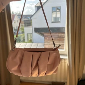 Ljusrosa axelväska i skinnimitation - Super söt med skönt material! Vet inte var den är ifrån. Kolla gärna in min profil för bundle, har uppe andra väskor och annat fint!😊