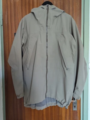 Houdini leeward jacket - Skaljacka från Houdini med ventilerande "pitzips". Stor i storleken. Sparsamt använd och är i bra skick förutom några fläckar, se bilder.