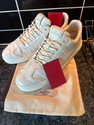 Valentino Flycrews - Stilrena Valentino flycrews i mjukt läder och väldigt low profile vibb🫱🏻‍🫲🏽. Använda ett fåtal antal gånger och är perfekta för fester eller om du vill lyxa till vardagen🎉. Skicket ligger på 8,5/10 med endast 3 tappade nitar, sjukt ovanligt att hitta denna CW i detta skick. Kom DM för äkthetsbevis och fler bilder MVH Noahs Garderob✌️
