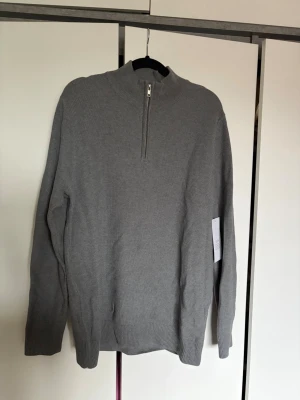 Grå stickad tröja med halv dragkedja - Snygg grå stickad tröja från S.C.W. i storlek L. Lappen är kvar, nypris 169kr.