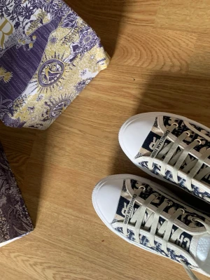 Dior skor dam - ✅ Postas direkt (1–2 dagars frakt) ✅ Beprövad kvalitet & enbart toppomdömen ✅ Perfekt skick & allt medföljer