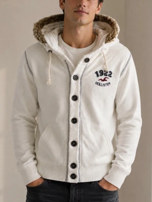 Hollister cardigan med päls - Fint skick Storlek S, liten i storlek.  Hör av er vid frågor eller funderingar