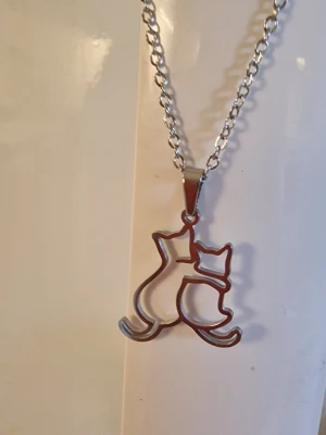 Halsband kattungar - Halsband med två kattungar för par, tillverkat av 304 rostfritt stål med låg känslighet, lämpligt för dagligt bruk av män och kvinnor, helgpresenter, alla hjärtans dag-presenter. Inkl. kedja. Kedja 45 cm. Berlock 2,2 cm höjd.