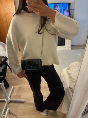 Axelväska - Supersnygg axelväska. Kolla gärna mina andra annonser! 💌