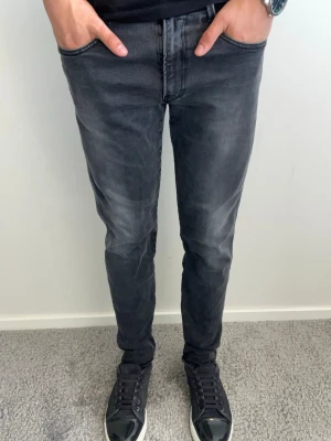 Replay Anbass Jeans - Tja, säljer dessa tvärfeta Replay Anbass jeans i mycket fint skick med inga defekter! Mått, längd 99, midja 41. Hör av er vid fler frågor🤝