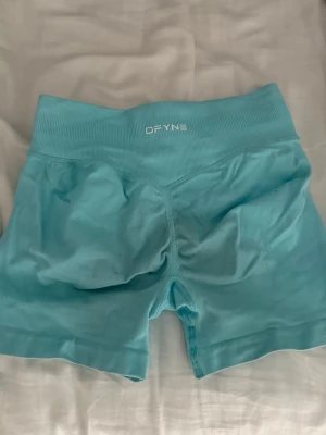 Shorts från DFYNE - Säljer ett par träningstights-shorts från DFYNE.  Shortsen är tillverkade i ett stretchigt syntetmaterial som sitter tight och bekvämt. Perfekta för gymmet eller andra träningspass! Använda men fint skick. Jättesköna 