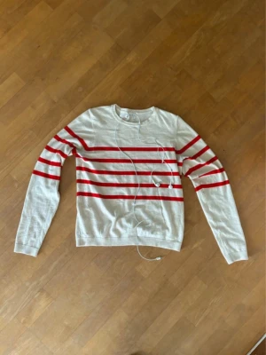 Sweater - Säljer denna sjukt feta tröja av okänt märke! Axelbredd:36cm Längd: 56cm